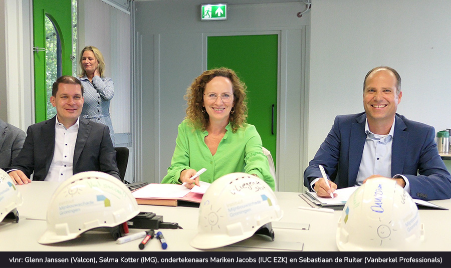 Glenn Janssen (Valcon), Selma Kotter (IMG), ondertekenaars Mariken Jacobs (IUC EZK) en Sebastiaan de Ruiter (Vanberkel Professionals)