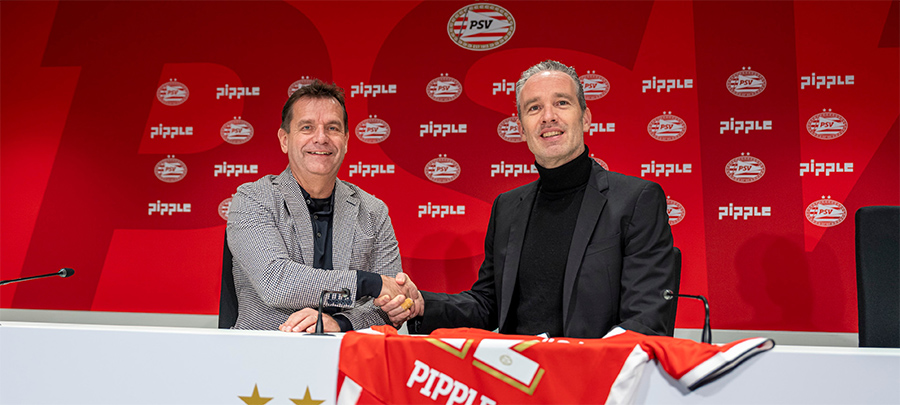 Frans Janssen (PSV) en Jeroen De Haas (Pipple) beklinken de overeenkomst Frans Janssen (PSV) en Jeroen De Haas (Pipple) beklinken de overeenkomst