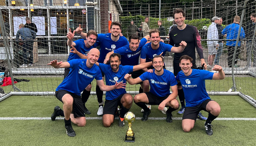 Blue Bricks kroont zich tot kampioen tijdens grootste editie Nationaal Adviesbureau Voetbaltoernooi