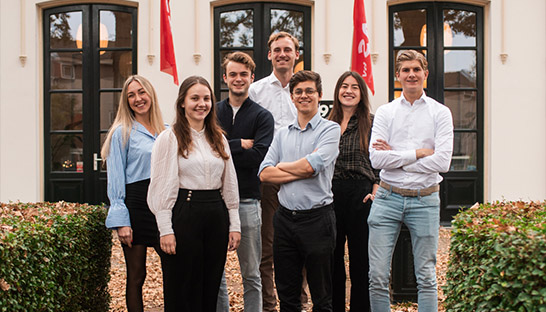 ‘De schouders onder de woningbouwopgave’: PAS bv verwelkomt nieuwe lichting planeconomen in spe