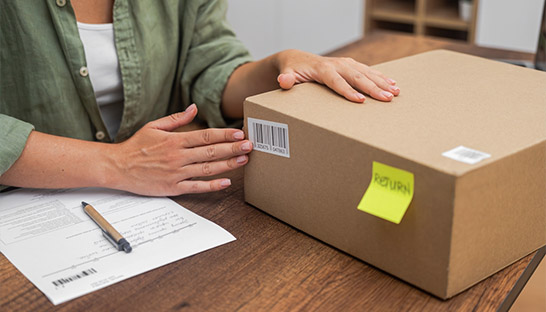 Webshops rekenen meer voor het terugsturen van pakketten