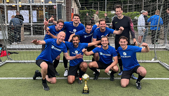 Blue Bricks kroont zich tot kampioen tijdens grootste editie Nationaal Adviesbureau Voetbaltoernooi