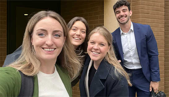 Vier business consultants over hun teamwork bij één opdrachtgever